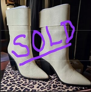 NIB LISA VICKY MAE-V CREAM BOOT SZ 7M
